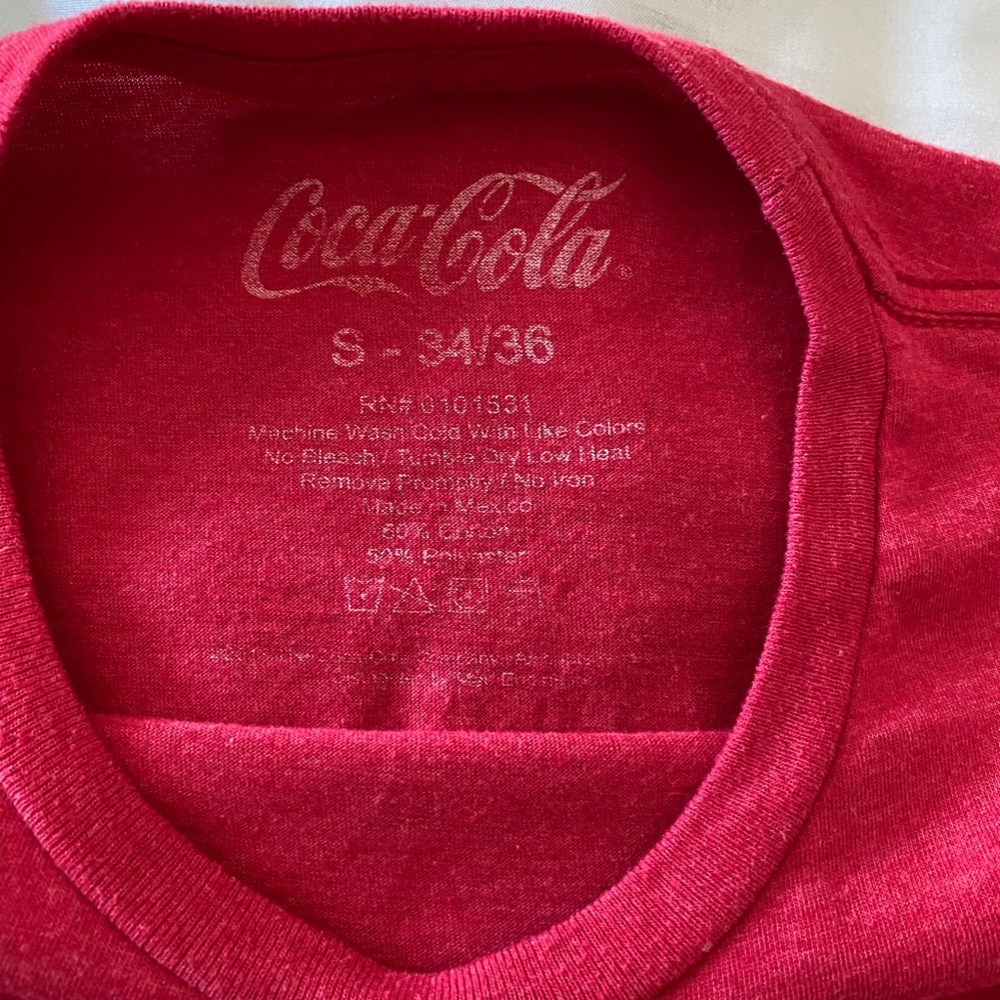 Red Coca-Cola t-shirt - Picture 2 of 2
